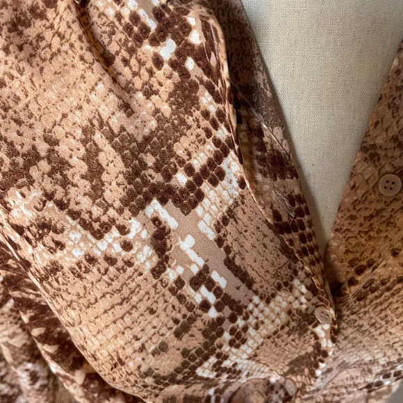 H&M snake skin pattern blouse - Picture 2 of 9